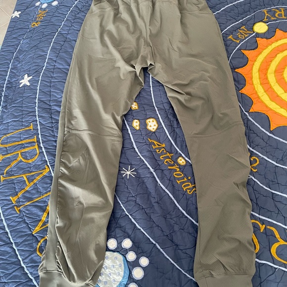 LULULEMON Beyond the Studio joggers sz 6 Grey Sage NWOT - Picture 8 of 8